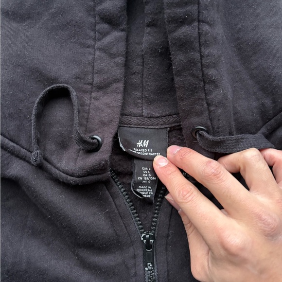 H&M Black zip-up hoodie with a relaxed fit - Picture 2 of 5